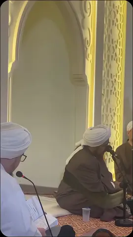 من بين العديد من الأشخاص في العالم الشخص الأكثر جدارة بأن تستمر في نصحه هو نفسك 