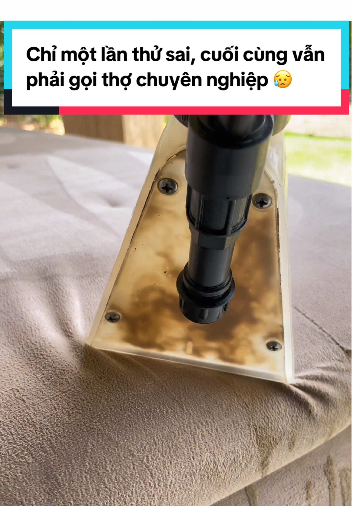 😱 Chị khách hắt cả chậu nước vào sofa, kết quả: ướt sũng – mốc meo – bốc mùi um trời. 👉 Bạn từng gặp tình huống như vậy chưa? #GiặtSofaTạiNhà #Clean368 #SofaMốc #KhửKhuẩn #ChiaSẻKinhNghiệm