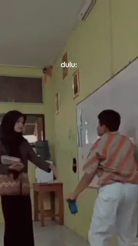 kangen bgt ngajar di kelas, tp in this country gabakal bisa sejahtera kalo ga jd guru pns. bagaimana bisa sejahtera, ppg prajab aja sampe sekarang belum dibuka, lulusan spd bnyk yg bingung cari kerjaan yg relevan. mentok mentok kalo kita jd honorer yg gajinya buat bensin aja udah abis. semangat buat para guru honorer, jasa kalian luar biasa, semoga selalu dilimpahkan kecukupan utk kita semua. #guruhonorer #guru #fypage #pns 
