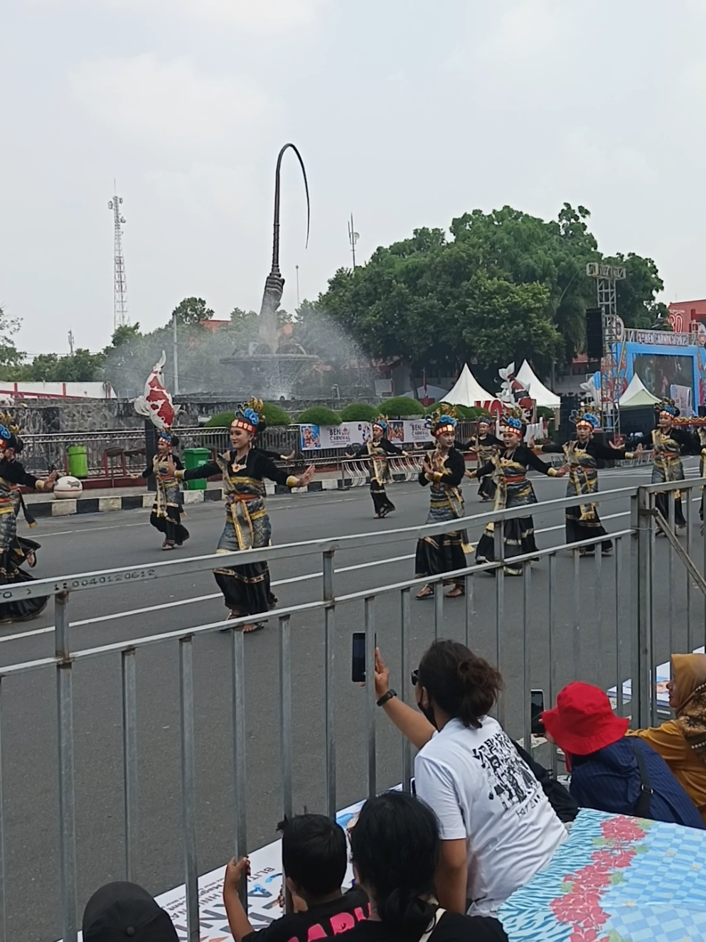 BEN carnival 2025. Review singkat in my opinions ya. So far, panitian keren. Penataan panggung keren, dikasih vidiotrone gini biar penonton ga harus berdesakan bwt nontonnya. Persiapannya bagus. Jempolan pokoknya. Sound oke. Pengamanan oke. Itu peserta keluar dr gerbang barat ala2 candi penataran bagus bangeet, apa lagi kasih efek asap2. Parkir ga ribet. MC nya bagus pinter bhs inggris, ga ky tahun kemaren. Space bwt penonton juga lumayan lebar. Intinya Keren. Standing ovation. Tapi, sayangnya pesertanya lokal semua, kirain ada undangan2 dr luar kota. Perform mereka dari segi seni bagus. Tp dari segi entertainment kurang. Maaf saya penonton, datang menonton itu nyari hiburan, lebih ke arah membosankan. Hampir semua tarian. Saya nunggu theatrical yg sederhana tp ga nemu. Apa lagi hampir semua formatnya sama grup dancer pake kostum warna tabrakan. 2 atau 4 orang pake kostum carnival yang udah di pake tahun lalu ato di pake di karnaval di desa lain. (maaf ini sekelas BEN carnival lo harusnya bener2 pake kostum yang bener2 fresh, yg bener2 sesuai tema) Sama 2 atau 4 pasang peragaan busana pengantin. Iya Beberapa ada yg pake kendaraan hias bagus.  Maaf jangan tersinggung ya. Saya cm ingin BEN ini dr tahun ke tahun bisa lebih baik lagi. Soalnya ini adalah cerminan kota blitar. Semoga tahun depan lebih baik lagi.  Jujur saya orang kota blitar yang dtg kesini nyari hiburan berkelas (apalagi ini event digadang2 berskala internasional). Maaf no offense ya. Ini pendapat pribadi saya. Dan di nomer 20 saya sudah bosan dan memutuskan untuk pulang.  #blitar24jam #karnavalblitar #bencarnival2025 #karnaval2025 #fyp 