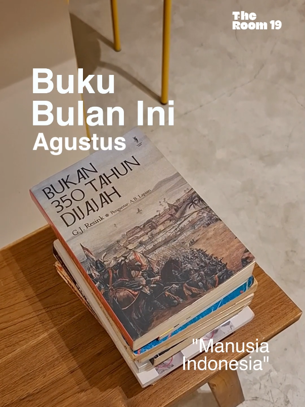 Bulan Agustus, waktunya mengisi waktu dengan membaca buku-buku seputar Indonesia, mulai dari sejarah, sastra, hingga memoar!🔥 Negara sedang carut marut tapi kita harus tetap cinta tanah air, betul apa betul?👀 1. Manusia Bebas - Suwarsih Djojopuspito 2. jalan tak ada ujung - Mochtar Lubis 3. Max havelaar - Multatuli 4. parade hantu siang bolong - Titah AW 5. ras kelas bangsa - Andi Achdian 6. bukan 350 tahun dijajah - G.J. Resink 7. entrok - Okky Madasari 8. atheis - Achdiat Karta Mihardja 9. perjalanan menuju pulang - Lala Bohang & Lara Nuberg Semua buku tersedia di The Room 19 Jadi, buku mana yang paling bikin kamu penasaran? #tbr #books #library #perpustakaan #explorebandung   