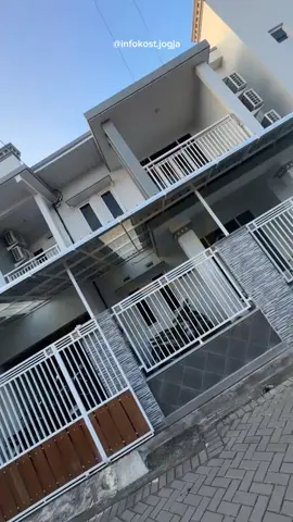 ✨ EDISI KOST PUTRI✨ KOST LA MAISON 📍Alamat Jl. Anggrek No.30, Kutu Tegal, Sinduadi, Kec. Mlati, Kabupaten Sleman, Daerah Istimewa Yogyakarta 55284, Indonesia 📌 Akses Dekat Institut Pertanian/INTAN : 2 min ST Multi Media (MMTC) : 5 min Kampus 1 UTY :  5 min Kampus 2 UWM : 5 min  ST Maritim Yogya : 6 min STIA AAN :  8 min UGM : 10 min UNY : 12 min UNISA (Ring Road Barat) : 12 min Indogrosir : 3 min Jogja City Mall : 5 min (850 meter on walk)  Monjali :  5 min RSA UGM : 7 min Malioboro : 15 min 🏘️ Fasilitas Kamar *Desain interior cantik dengan plafond U-PVC *Fully furnished (springbed, bantal-guling dacron, sprei, selimut, almari sliding door dengan cermin, meja-kursi belajar).  *Air Condition/ AC *Water heater 15 L with shower *Toilet duduk soft close *Exhaust fan toilet anti pengap *Pencahayaan bagus, semua kamar memiliki jendela.  *Google TV (untuk tipe kamar tertentu) 🏡 Fasilitas Bersama : FREE Wifi  FREE air minum galon FREE air Kulkas di tiap lantai Dapur dengan desain mini bar Ruang bersama Musholla cantik Pantauan kamera CCTV Parkir motor yang aman 🍃 LINGKUNGAN Di dalam kompleks yang bersih, aman, nyaman, dan tenang untuk belajar.  Dekat masjid, minimarket/supermarket, tempat makan, laundry, Mall, dan kampus-kampus populer.  💰Harga 1.5-1.8 jt/bulan 👩‍💼Contact Person Admin 1 : 081578026396 Admin 2 : 085717406843 Find us @instagram  https://instagram.com/kost_lamaison_jogja?igshid=MzRlODBiNWFlZA== #infokostjogja #infokostmurah #infokostmurahdijogja #reviewkostjogja #jogjakos 