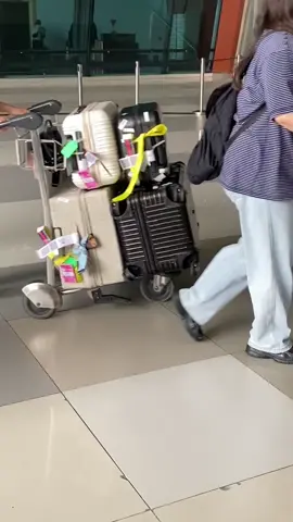 koper anak anak🥹🫶🏻 welcome to jakarta hatuhaaa!! Cr:x @/ukh_tami #Hearts2Hearts #하츠투하츠 #H2H #Hearts2Hearts_STYLE #Hearts2HeartsTikTok 