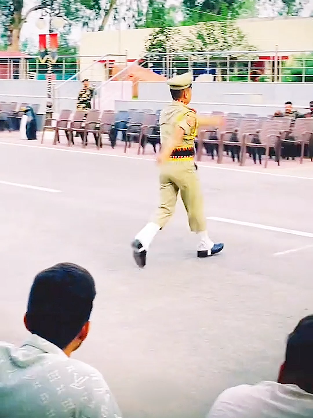 The flag lowering ceremony at the India Pakistan border has been held by both sides since 1959. Despite the complex and tense relationship between the two countries, this tradition symbolizes formal peaceful coexistence. The ceremony includes the synchronized lowering of flags by border soldiers from both countries, dignified kicking, saluting, and the solemn closure of the border gates. Waghkh is located 18 kilometers west of Amritsar, India and 17 kilometers east of Lahore, Pakistan, on the border between the two countries. Since the partition of India and Pakistan, the border troops between India and Pakistan have been engaged in a fierce ceremony of closing and lowering flags at the Waghh port every morning and evening. Both soldiers raised their feet as much as possible and dropped heavily in order to make their footsteps louder than the other. Use the loud sound of leather shoes knocking on the ground to showcase the military appearance of the country. The decoration on the distinctive military uniforms of India and Pakistan resembles a cockscomb, and two Indian and Pakistani soldiers compete with each other as if two roosters are facing each other. In the end, amidst the tense atmosphere, soldiers from both countries shook hands and quickly closed their ports, lowering their national flags. This unique landscape is staged every day, attracting tourists from all over the world to visit. Even in 2009, a documentary called 'Wagner' was filmed to document these unique scenes. On May 11, 2025, India and Pakistan resumed their daily joint flag lowering ceremony at the Wagga Port, with cheers from the audience. #India#Pakistan#soldier#whiteflag #top#hot