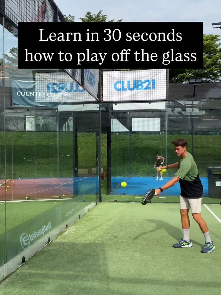 Share these 2 SIMPLE STEPS with a padel friend who struggles off the back glass! 👀🙏🏽   All you need to do: - Hit from low to high on the ball - Aim at the highest part of your glass Try it out on your next padel game! ✅🎾 @enzo.chua 🎥 #padel #padelvideos  #padeladdict #padeltennis  #padelmania