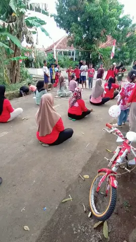 keseruan ibu² dusun tengah rt07 pajawankidul-kuningan😆 #agustusan #lomba17agustus #ibuibu #agustuscore 