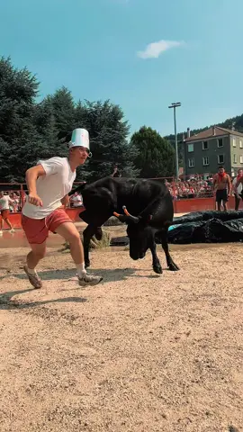 🔥 Retour sur le week-end à Saint-Cirgues-en-Montagne 🔥 Une journée rythmée par la Féria, pleine d’énergie, de rires et de bons moments partagés, suivie d’un bal endiablé pour clôturer la fête comme il se doit 💃🕺 Merci à toutes et tous d’avoir mis le feu, l’ambiance était incroyable du matin jusqu’au bout de la nuit ! #feria #saintcirguesenmontagne #bal 