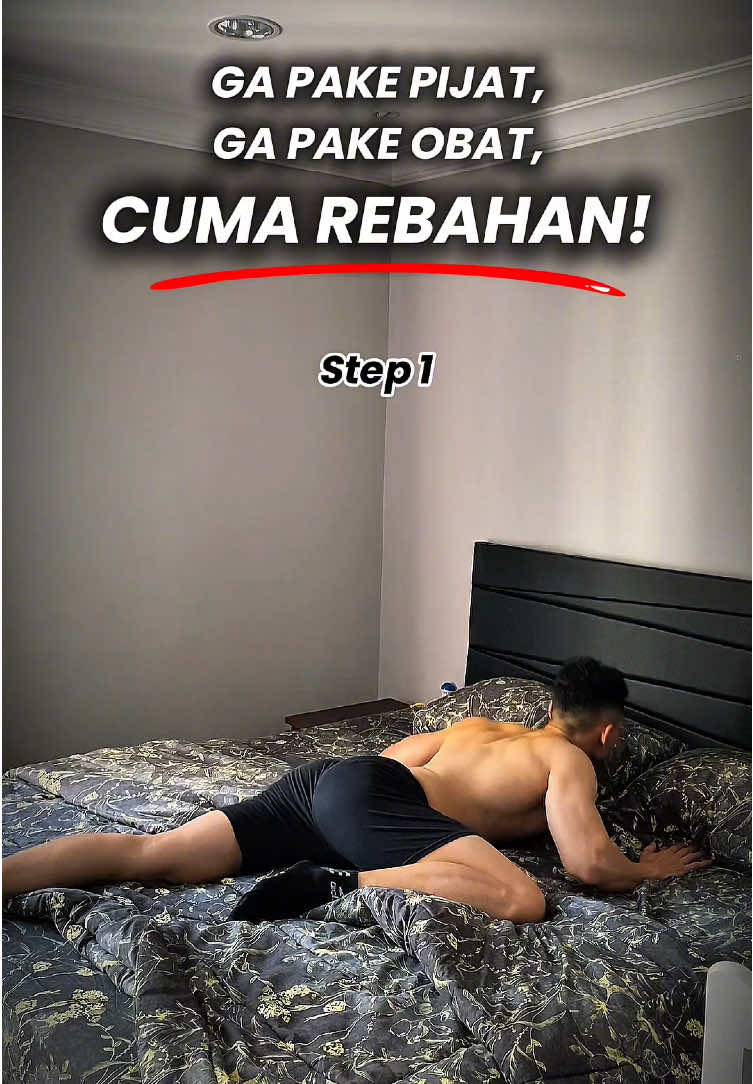 ⚠️GA PAKE PIJET, GA PAKE OBAT❌ CUMA REBAHAN‼️ 🔴 4 Penyebab Pinggang Sering Pegel & Nyeri : 1️⃣ Duduk terlalu lama – bikin otot pinggang kaku dan sirkulasi darah terhambat 2️⃣ Postur tubuh buruk – bungkuk atau salah posisi saat kerja/angkat barang 3️⃣ Otot lemah & tegang – otot inti (core) dan punggung kurang kuat menahan beban 4️⃣ Kurang peregangan – jarang gerak, akhirnya pinggang gampang pegal 🟢 4 Solusi Atasi Pinggang Pegel : 1️⃣ Bangun & bergerak tiap 30–60 menit – jangan biarin tubuh statis terlalu lama 2️⃣ Perbaiki postur – tegakkin punggung, bahu rileks, perut sedikit ditarik 3️⃣ Perkuat core & punggung – dengan latihan sederhana kayak plank atau bird dog 4️⃣ Rutin stretching pinggang – biar otot lebih lentur & bebas nyeri 📌 Save & Cobain 3 gerakan stretching pinggang sambil rebahan ini,  👉🏽 biar hidup lo bebas pegel & ga gampang nyeri tiap hari! Follow untuk tips fitness & workout lainnya #Fitness #gym #stretching #lowerbackpain 