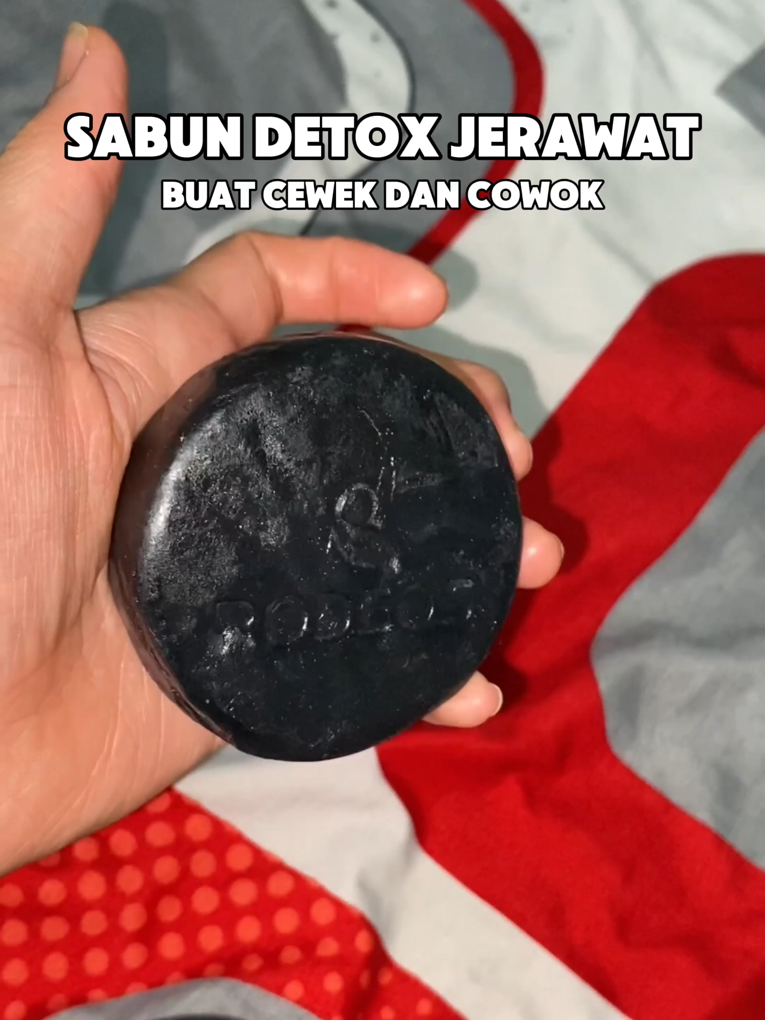 Jerawat nggak pilih gender, kan? 😉 Mau cewek atau cowok, semua bisa pakai Rodeos Charcoal Soap 🖤 Sabun detox yang bantu atasi jerawat, kontrol minyak, dan bikin kulit tetap sehat & bersih ✨ #Rodeos #CharcoalSoap #Charcoal #AntiAcne #Jerawat