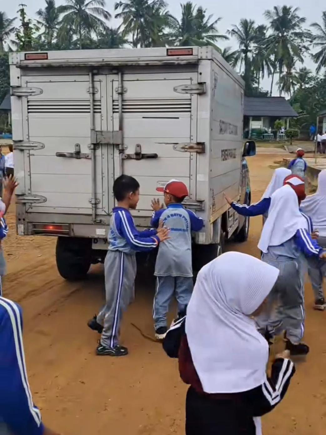 Antusias Anak-Anak Sekolah Sambut Mobil Makan Bergizi Gratis. #BadanGiziNasional #MakanBergiziGratis #IndonesiaSehat #Prabowo 