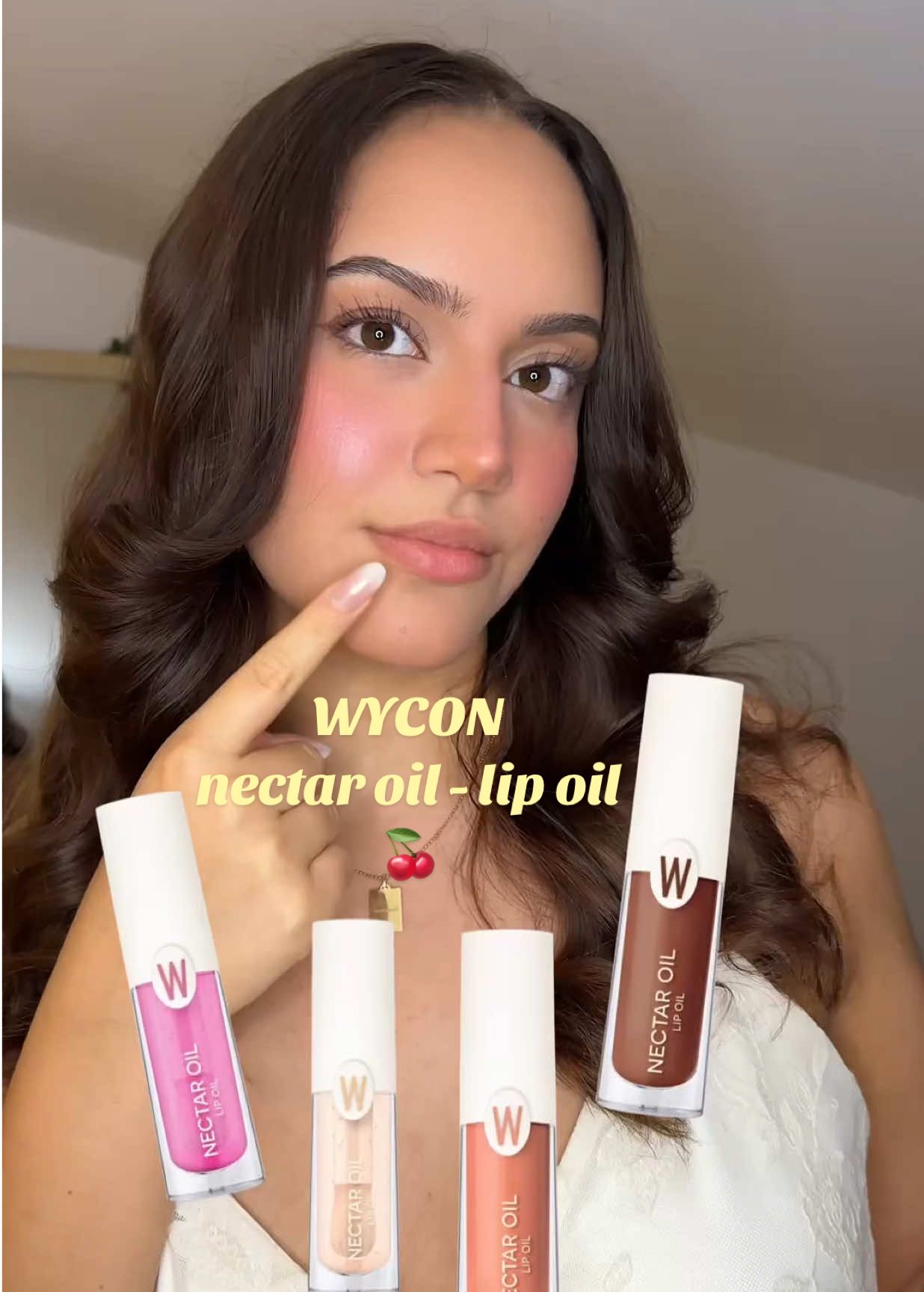 offerto da Wycon Cosmetics 🍒🤎💋 Le mie labbra ma in versione extra juicy 🙂‍↔️ Sto usando il nuovo NECTAR OIL di @WYCON cosmetics : un lip oil effetto vetro, brillante, setoso e leggerissimo! La sensazione sulle labbra è di una morbidezza e comfort totale, in più hanno un profumo pazzesco che rende l’applicazione ancora più piacevole ;) Disponibile in 6 shades fruttate, sceglierne solo una è praticamente impossibile 🫣 @wycon_cosmetics @wyconcosmetics_official #wycon #wyconcosmetics #lipoil #cherrylips #makeup 