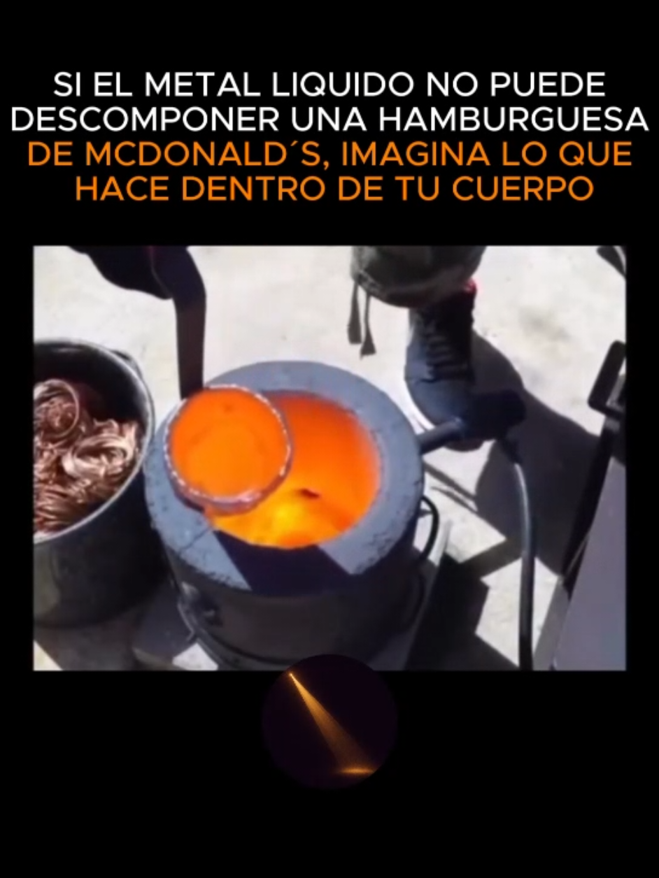 🍔🔥 Ni el metal fundido puede destruir una hamburguesa de McDonald’s… ¿De verdad esto es comida? Un alimento real debería descomponerse, pero este producto resiste incluso al calor extremo. ⚠️ No está hecho para nutrirte, sino para durar en bodegas y generar millones. Mientras tanto, tu cuerpo paga el precio: antojos manipulados, enfermedades provocadas y luego… el mismo sistema te vende la “cura”. 👁️ ¿Casualidad? No. Es parte de un plan mucho más grande para mantenerte débil y dependiente. 📘 Conoce la Única Verdad expone cómo la élite manipula hasta lo que entra en tu plato y qué otras verdades han silenciado para controlarte. 👉 Haz clic en el enlace de mi biografía y descubre lo que realmente estás comiendo.