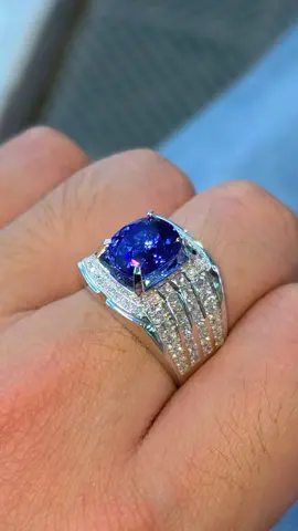 Siêu Phẩm Luxury - Natural Sapphire Royal Blue siêu lửa cắt giác hoàn hảo sạch tinh 100% hàng thiên nhiên tuyệt đẹp hiếm có - Trọng lượng đá : 6,2cts - Vàng trắng 14k : 3.05 chỉ đính full kim cương thiên nhiên 100% hàng VVS #hluxry #giatrivinhcuu #gems #trangsuc #sapphire 