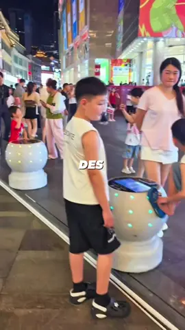 En Chine, même les rues donnent du Wi-Fi gratuit 😳 #InnovationChine #SmartCity #Technologie #WifiGratuit #Futur