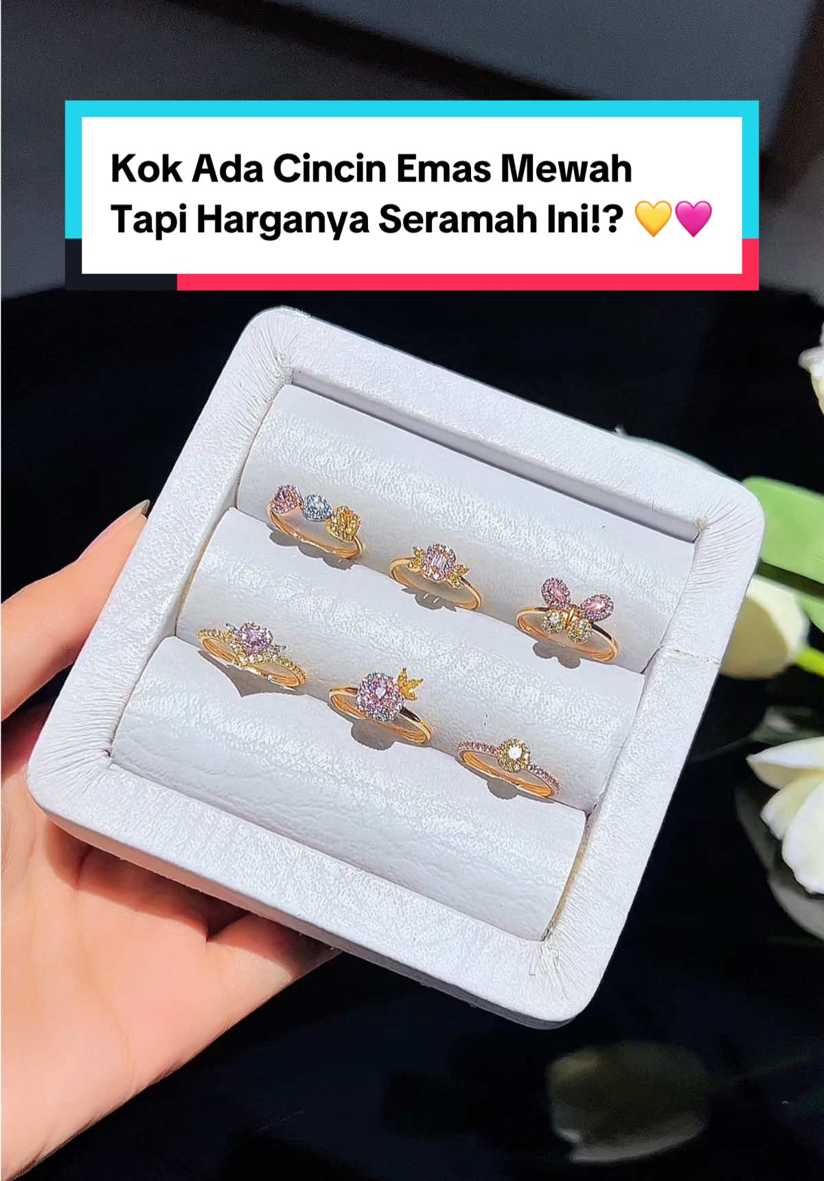 Ya ada dong! Cincin emas Illuspectre ini harganya cuma 1 jutaan lho! Looks nya mewah banget dengan hiasan batu berkilau dalam warna pink dan kuning yang anggun. 💛🩷 Modelnya juga beragam lho! ✨ Buruan deh check out sekarang sebelum kehabisan! 💫 #semarnusantara #cincinemas #goldrings #emasasli #fyp  