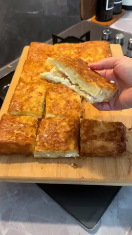 Peynirli kırpık börek. Tarif 👇👇 4 adet yufka Sosu için 1 şişe sade maden suyu 1 su bardağı süt 1 çay bardağı sıvıyağ 2 adet yumurta Arasına  Beyaz peynir  Hazırlık Yufkayı katlayıp bir parmak kadar genişlikte yufkayı keselim Yaplanmış tepsinin alt tababına yufkanın yarısını ilave edelim sosun yarısını eşit üzerine gezdirelim. Arasaına peyniri ilave edelim. Kalan yufkayı üzerine ilave edelim. Sosun kalanın üzerine eşit gezdirelim. 190 derece alt üst ayarda kızarana kadar pişirelim. Afiyetle