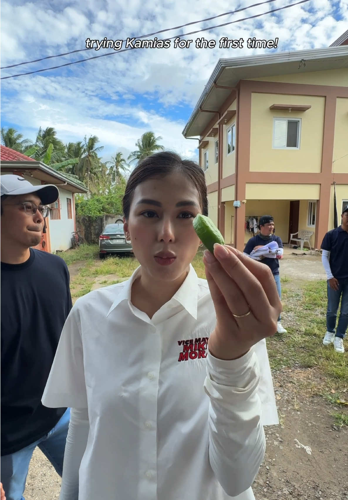#AlexGonzaga eats Kamias in Lipa with #MikeeMorada  @Alex Gonzaga 