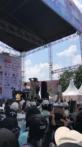 maliq & d’essentials at odm undip 2025 🥹🥹😍 #odm #odmundip #undip #maliqndessentials #4you #fyp #ptn #konser 