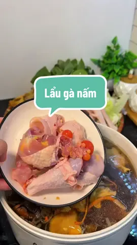 Lẩu gà nấm đi các bác ơi, nước ngọt thỉu, nấm thì giòn giòn thơm phức. Eo ôi ta nói nhức nhức cái néc #mesausoc #lauganam #nammechon #xh