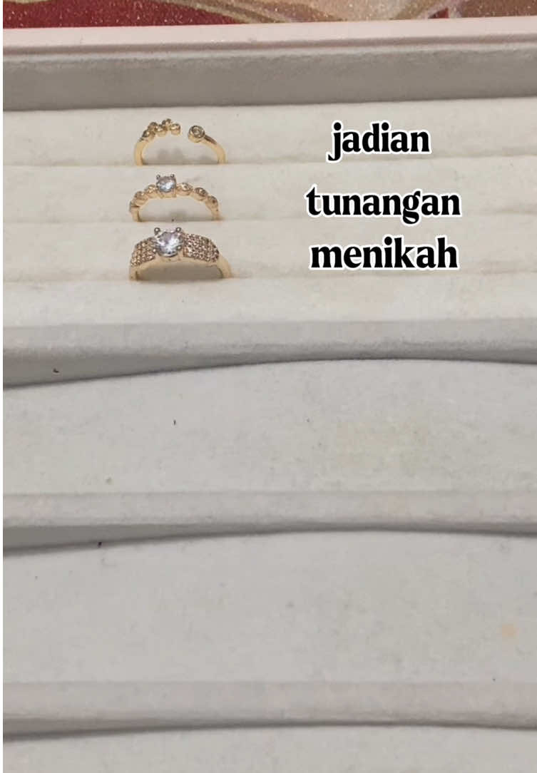 siapa sih yg ga senang dikasih cincin oleh pasangannya? pasti kalian senang kan, wahai perempuan💍 #fyp #fypシ゚viral #fypシ゚viral🖤tiktok☆♡🦋myvideo #titaniumjewelry💕 #hyljewelry 