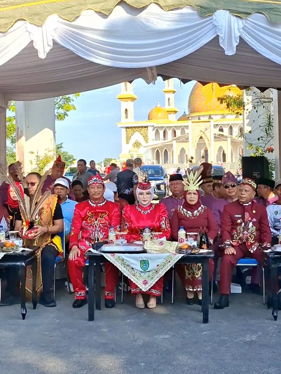 SUKAMARA, 23/08/25 - Pawai Pembangunan Kabupaten Sukamara tahun 2025 menjadi momen istimewa yang dipenuhi antusiasme, saya juga turut serta dalam acara yang semarak ini, juga ikut meramaikan acara ini bersama seluruh elemen masyarakat. Pawai ini menjadi simbol kebersamaan, di mana seluruh lapisan masyarakat, dari pelajar hingga tokoh masyarakat, tumpah ruah di jalanan, menampilkan kreativitas dan semangat gotong royong yang tinggi. ​Pawai ini lebih dari sekadar perayaan, ini adalah bentuk apresiasi dan cerminan keberhasilan pembangunan yang telah dirasakan oleh seluruh warga Sukamara. Berbagai macam arak-arakan yang ditampilkan, mulai dari miniatur bangunan ikonik, pertunjukan seni budaya, hingga mobil hias, menggambarkan kemajuan di berbagai sektor. Semua elemen masyarakat turut andil, menjadikan pawai ini sebagai panggung kebanggaan kolektif atas segala capaian yang telah diraih bersama. ​Partisipasi aktif seluruh pihak dalam Pawai Pembangunan ini menegaskan kembali bahwa sinergi antara pemerintah dan masyarakat adalah kunci utama kemajuan. Dengan semangat persatuan dan kebersamaan yang terjalin erat, diharapkan Kabupaten Sukamara akan terus maju dan berkembang, mewujudkan visi dan misi yang telah dicanangkan untuk kesejahteraan bersama. Salam, H. Masduki, S.T.