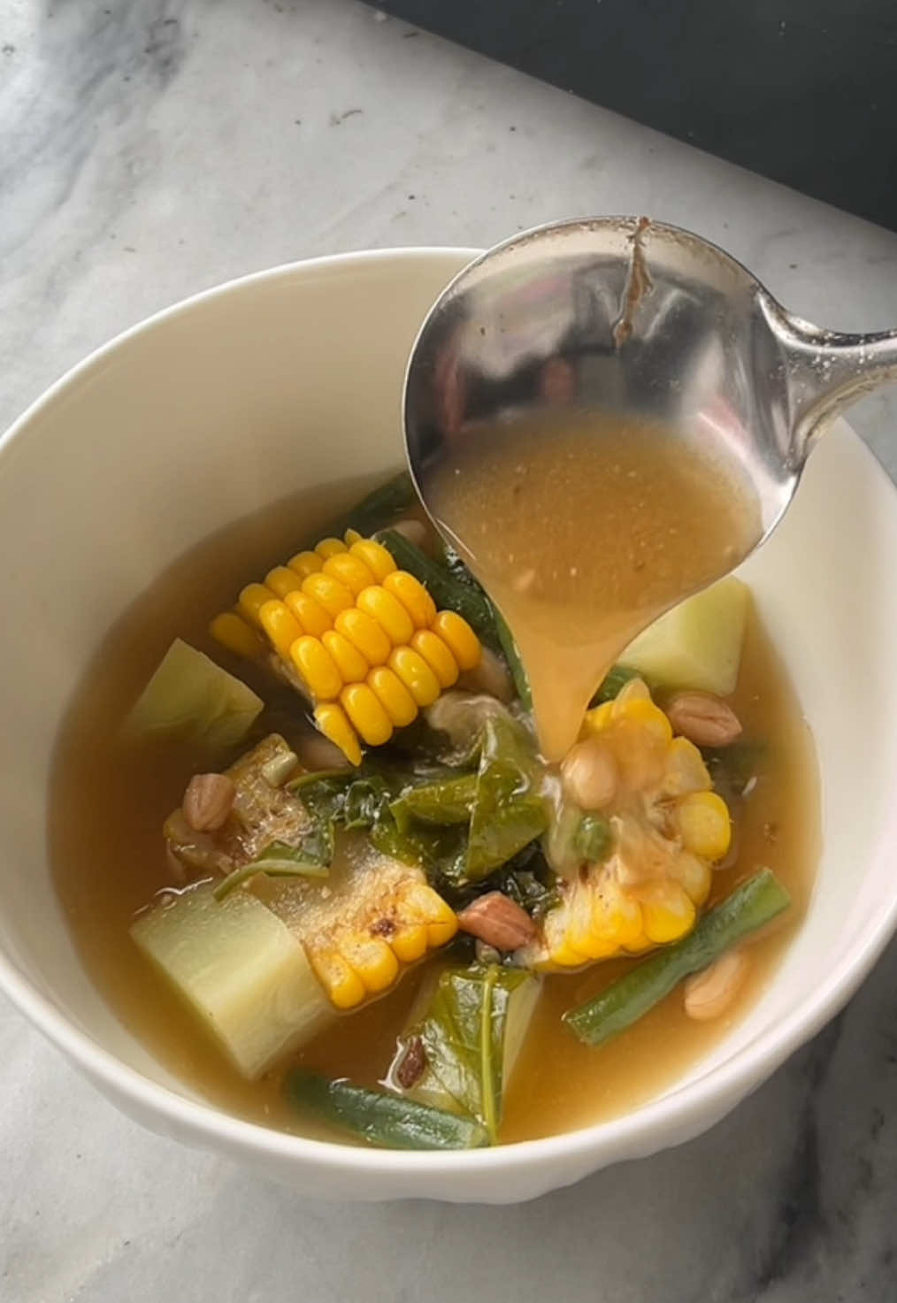 Sayur Asem 🍲 resep satset chef Rudy Choirudin  melinjonya aku skip soalnya lagi gaada di tempatku heheh . bahan a: (dihaluskan)  6 buah bawang merah  3 buah kemiri goreng  1 sdm Desaku Cabe Bubuk  5 sdm air  . bahan b:  75gr kacang tanah  4 kelereng asam jawa (dimemarkan)  4 cm lengkuas (dimemarkan)  3 lembar daun salam  3 sdt garam  3 sdm gula  1.750 ml air  . bahan c:  1 buah jagung (dipotong-potong)  150gr labu siam (dipotong dadu)  200gr kacang panjang (dipotong 3 cm)  75gr melinjo  50gr daun melinjo muda  1 saset Desaku Bawang Putih  . cara:  🍲 haluskan bahan a, sisihkan 🍲 rebus bahan b sampai mendidih, kecilkan api, masukkan bumbu halus (bahan a), masak sampai bumbu matang dan beraroma harum 🍲 masukkan sayuran yang keras (jagung, labu siam dan melinjo), masak sampai ¾ matang 🍲 masukkan sayuran yang lunak (kacang panjang dan daun melinjo), masak sampai kacang panjang cukup layu 🍲 masukkan Desaku bawang putih bubuk, aduk sesaat, matikan api, sajikan 🙌🏻  #sayurasem_satset #resepsatset_rudy #fyp 