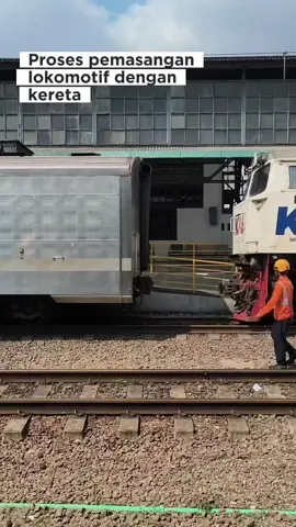 YUK LIHAT PEMASANGAN LOKOMOTIF DENGAN RANGKAIAN KERETA #railfansindonesia #keretaapiindonesia #fyp 