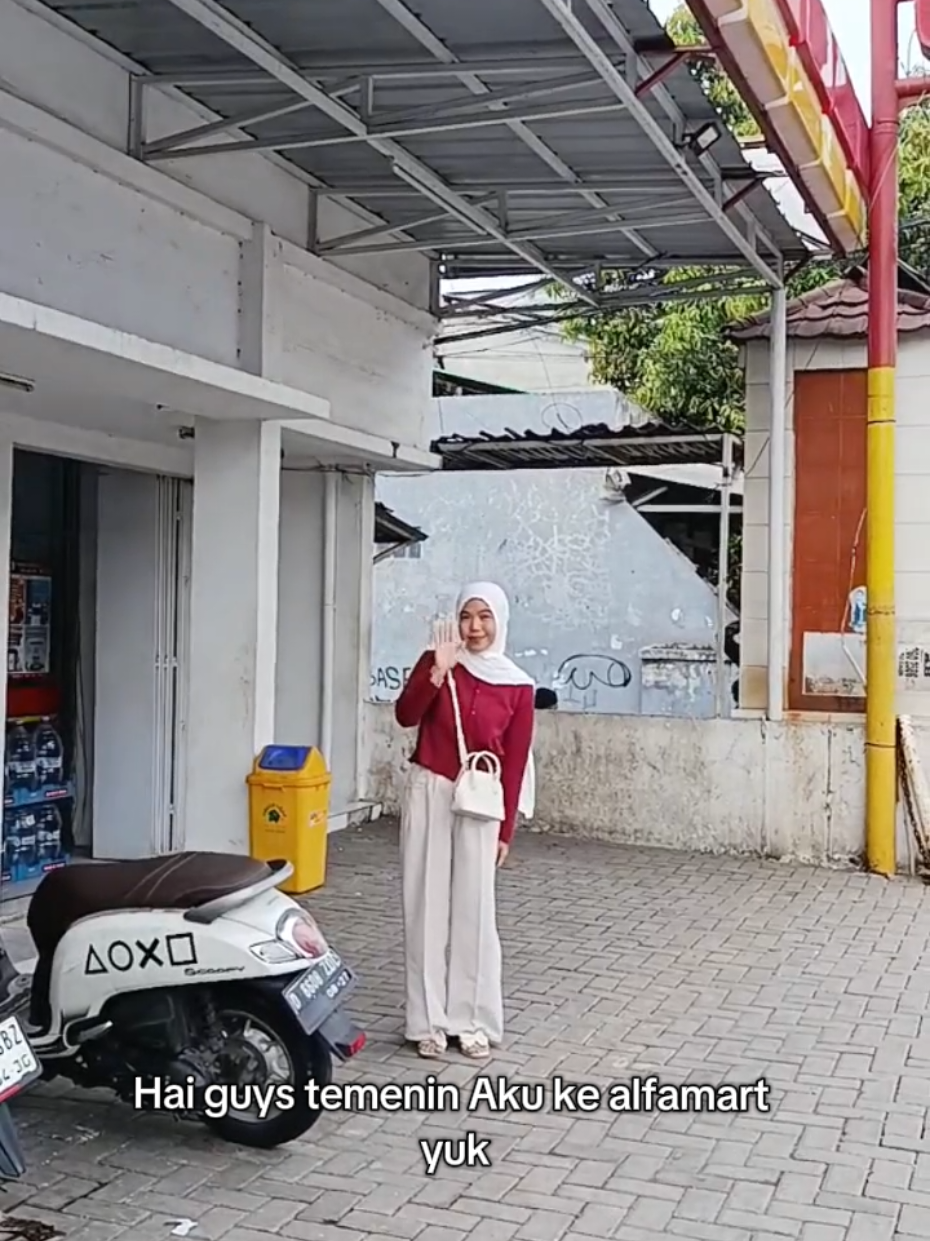 sukak banget sama micellar waternya wardah perfect bright ini, sekali swipe make-up auto ke angkat 😍😍 yuk buruan beli ke alfamart mumpung lagi promo lohh🥳🥳 @wardahofficial  #WardahMicellardiMinis 
 #WardahMicellar #MicellarViral 