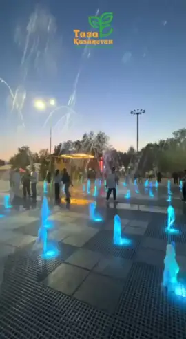 Петропавл қаласының басты көшесі жаңарып келеді.  🔹Жарық шамдары ауыстырылып, жаңа тас төселді, амфитеатр мен заманауи абаттандыру элементтері орнатылды. Енді бұл аумақ тұрғындар мен қонақтар үшін жайлы қоғамдық кеңістікке айналды. Барлық жұмыстар қалалық дизайн-код талаптарына сай жүзеге асырылды. 🔸Көптен күткен құрғақ субұрқақ іске қосылды. Су аркаларымен жабдықталған бұл нысан – «Taза Қазақстан» ұлттық жобасы аясындағы жұмыстың  бір бөлігі. 🔹Экологиялық мәдениетті қалыптастыру мақсатында пластик бөтелкелерді қабылдайтын фандоматтар орнатылды. Тұрғындар қалдықты өткізіп, бонус жинай алады. 🔸Қаланы көркейтуге бағытталған жүйелі жұмыс жалғасатын болады. ⚜️Главная улица Петропавловска заметно преобразилась: новое освещение, брусчатка, амфитеатр и современные элементы благоустройства превратили её в комфортное общественное пространство для жителей и гостей. Все работы выполнены с учётом городского дизайн-кода. 🔸Одним из ключевых обновлений стал долгожданный сухой фонтан с водяными арками. Он стал частью нашей системной работы по созданию удобной и эстетичной городской среды в рамках нацпроекта «Таза Қазақстан». 🔹Для развития экокультуры установлены фондоматы — жители могут сдавать пластиковые отходы и получать бонусы для покупок. 🔸Системная работа по развитию городской среды с целью создания современных и удобных общественных пространств, соответствующих высоким стандартам и потребностям жителей региона будет продолжена.