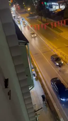 Edirne'de jandarma ekiplerinin dur ihtarına uymayarak yaklaşık 30 kilometre kaçan göçmen kaçakçıları, şehir merkezinde polis ekiplerinin nefes kesen kovalamacasıyla yakalandı. Araçta 6 göçmen yakalandı.