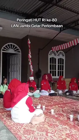 Jambi – Dalam rangka memperingati Hari Ulang Tahun (HUT) ke-80 Republik Indonesia, Lembaga Anti Narkotika (LAN) Provinsi Jambi menggelar perayaan penuh semangat di Sekretariat LAN Jambi, Kecamatan Jelutung, Kota Jambi, pada Sabtu (23/8/2025). Acara berlangsung meriah dengan berbagai perlombaan tradisional yang diikuti oleh pengurus dan anggota LAN Jambi, di antaranya Estafet Sarung, Estafet Aqua Pakai Pipet, Sambung Lagu Wajib Kebangsaan Indonesia, hingga lomba Memakai Sarung dengan Balon. Suasana kebersamaan dan keceriaan tampak mewarnai jalannya kegiatan tersebut. Ketua LAN Provinsi Jambi, Darmawan, dalam sambutannya mengajak seluruh pengurus dan anggota untuk terus menjaga semangat kebersamaan dan memperkuat peran LAN di tengah masyarakat. Ia menegaskan bahwa LAN hadir bukan hanya sebagai organisasi, tetapi sebagai garda terdepan dalam upaya pencegahan dan pemberantasan penyalahgunaan narkoba di Jambi. “Semoga kehadiran LAN di Jambi benar-benar bisa dirasakan manfaatnya oleh masyarakat, terutama melalui sosialisasi bahaya narkoba yang gencar kita lakukan di sekolah, perguruan tinggi, maupun komunitas masyarakat,” ujar Darmawan penuh semangat. Ia juga mengapresiasi antusiasme para peserta lomba yang membuat suasana semakin hidup. “Saya merasa senang dan kagum melihat kekompakan para pengurus dan anggota LAN Jambi. Kekompakan inilah yang membuat acara berjalan lancar dan penuh keceriaan. Ditambah hadiah yang melimpah, membuat peserta semakin bersemangat,” tambahnya. Perayaan HUT RI ke-80 ini menjadi bukti nyata bahwa LAN Jambi tidak hanya konsisten dalam gerakan anti narkoba, tetapi juga berkomitmen membangun persatuan, kebersamaan, dan semangat nasionalisme di tengah masyarakat. #HUTRI80 #LANJambi #Jambi #LembagaAntiNarkotika #Fyp 