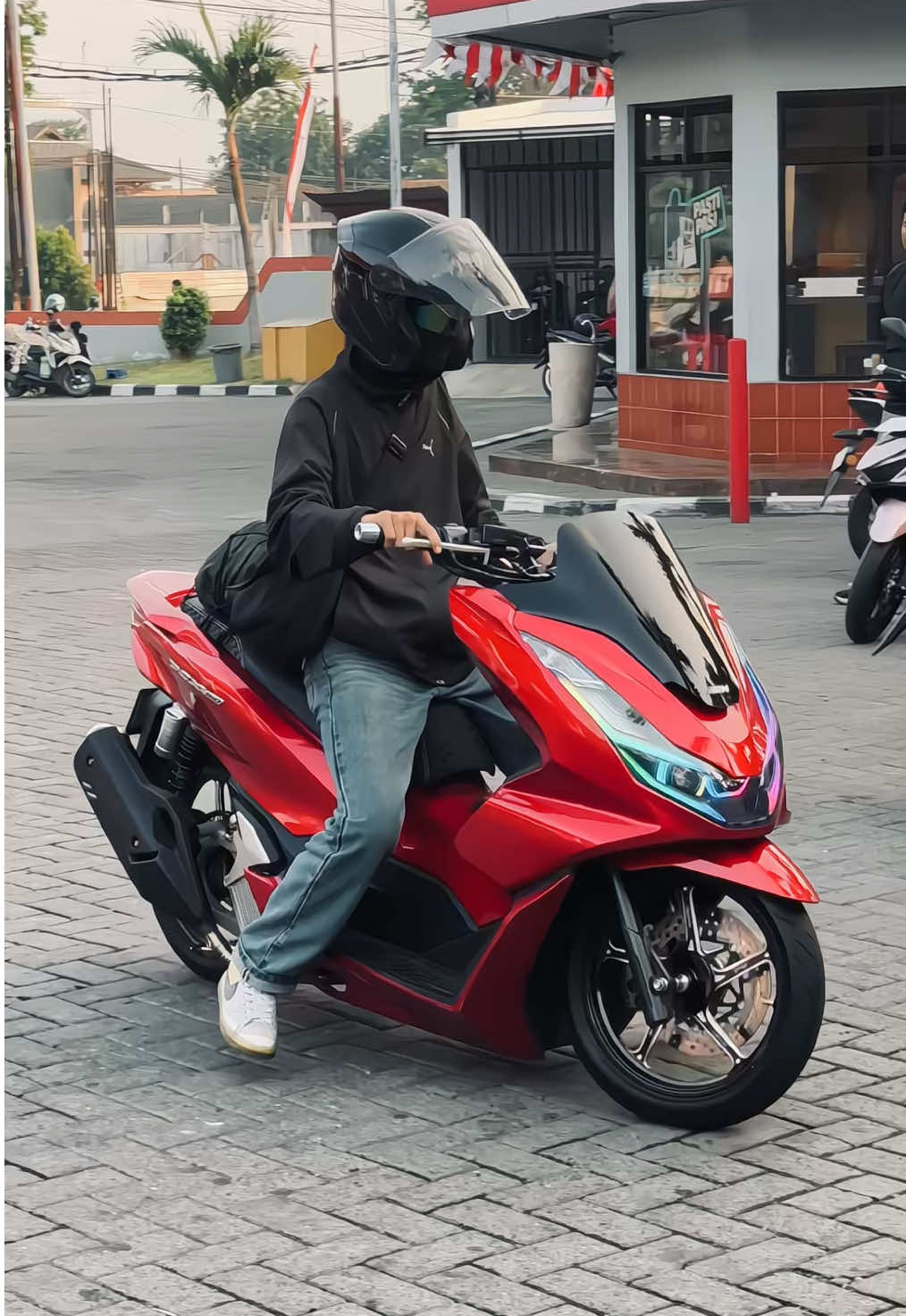 tiba2 dikota orang😁#pcx160styleganteng #pcxproper #pcxmodifikasi #fypシ゚ #pcxindonesia 