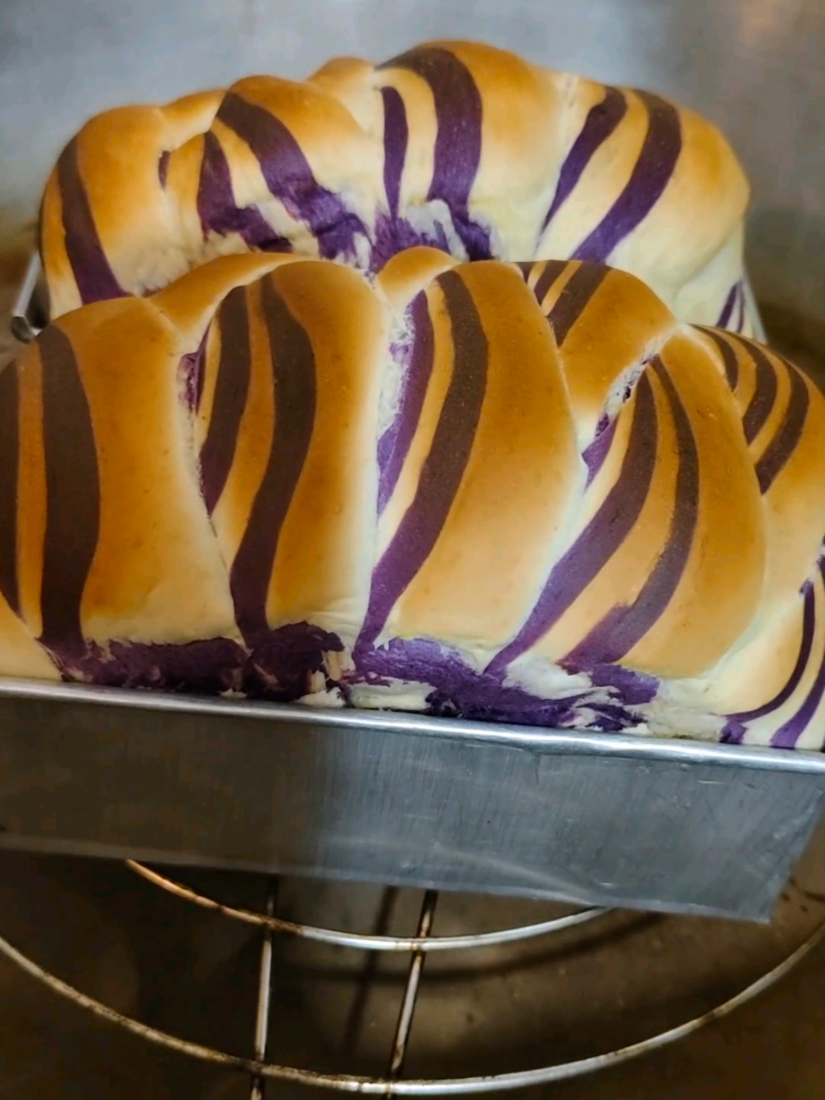 2 cups recipe ng sempli na ube loaf bread  Ingredients  2 cups first class flour/bread flour  1 tsp yeast  1/4 cup light brown sugar  1/2 tsp salt  1 tsp vanilla extract  1/4 cup margarine  1/2 cup water  Food color Ube violet pweding ube flavor  6x2x3 inches moulder  35 minutes cooked sa katamtamang apoy ng kalan  Sa oven 189°c for 25 to 30 minutes  Margarine and grated cheese for toppings Thank you  #smallbatchrecipeubeloaf  #ubeloaf 