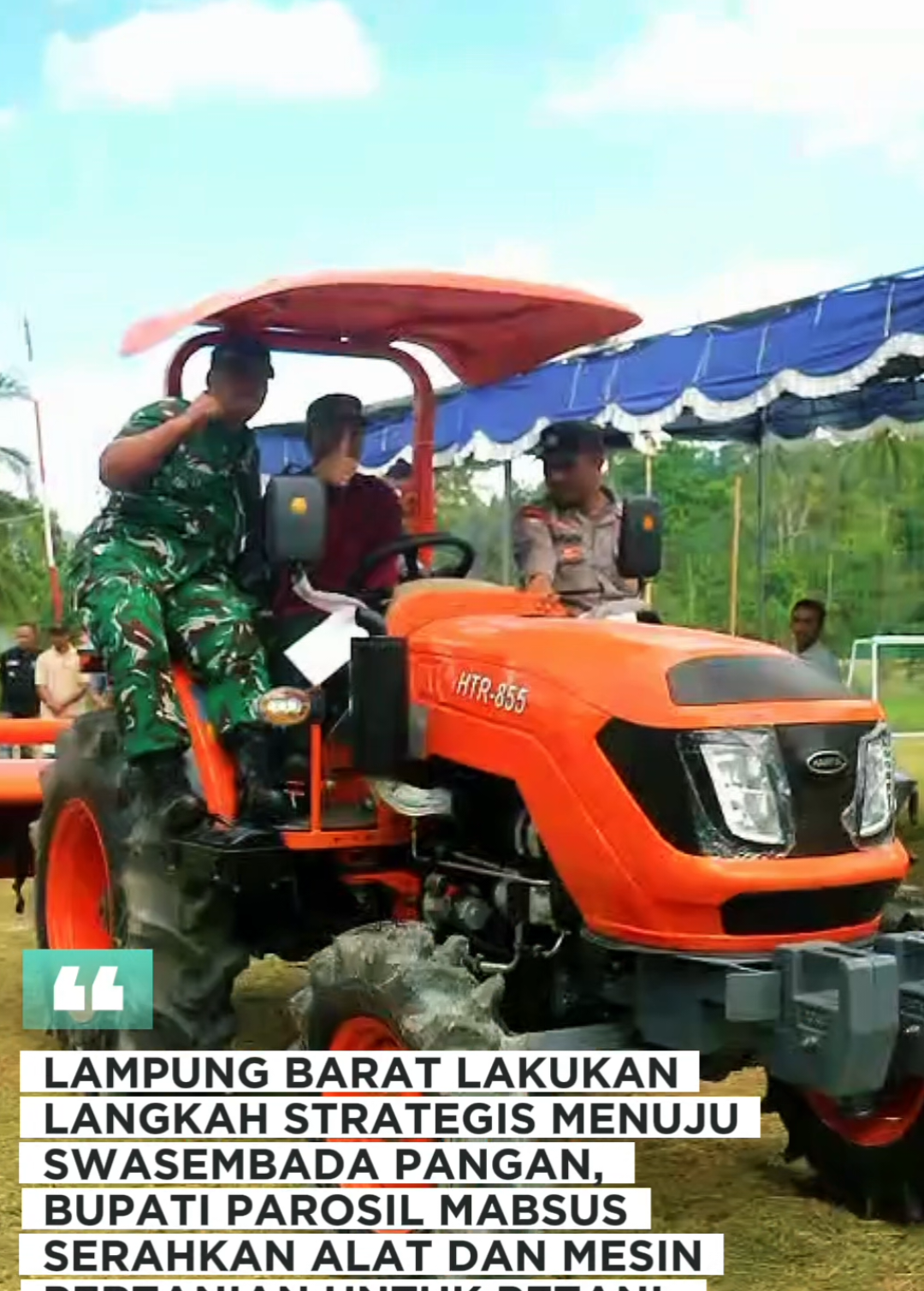 Kabupaten Lampung Barat kembali menunjukkan keseriusannya dalam mewujudkan ketahanan dan swasembada pangan nasional. Bertempat di Pekon Suoh, Kecamatan Bandar Negeri Suoh (BNS), Bupati Lampung Barat Hi. Parosil Mabsus secara resmi menyerahkan bantuan alat dan mesin pertanian (Alsintan) dari Kementerian Pertanian Republik Indonesia (RI) kepada sejumlah kelompok tani dari berbagai wilayah di kabupaten ini, Sabtu (23/8/2025). Dalam suasana penuh harapan, acara penyerahan tersebut menjadi momen penting bagi kebangkitan pertanian lokal. Para petani yang selama ini mengandalkan cara tradisional dalam mengolah lahan dan memanen hasil, kini mendapatkan dukungan konkret berupa alat pertanian modern yang akan membantu meningkatkan efisiensi dan hasil panen. Bupati Parosil dalam sambutannya menekankan bahwa bantuan Alsintan ini adalah bagian dari upaya transformasi besar di sektor pertanian. Ia menyebut, tantangan ketahanan pangan nasional hanya bisa dijawab dengan peningkatan produksi dan produktivitas di tingkat petani, dan itu memerlukan pendekatan modern berbasis teknologi. ⏩ - Untuk selengkapnya  klik link pada Bio ⬆️ Atau silahkan kunjungi link 🌐  https://lampungbaratkab.go.id/home #Indonesia#lampung #lampungbarat #lambar #pertanian