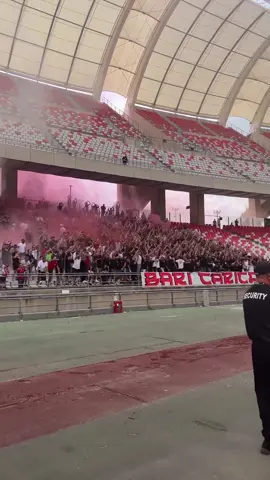 La Bari ultras carica i giocatori durante la preparazione. #ultrasbari #bari #curvanordbari #🐔🤍❤️🤍 #forzabari 