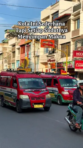 “Di kota kecil ini, sore hari selalu punya cerita. Lampu jalan mulai menyala, hujan tipis membasahi aspal, dan orang-orang bergegas pulang. Ada yang pulang membawa lelah, ada yang baru memulai langkah. Kota ini sederhana, tapi setiap sudutnya menyimpan makna — bahwa kehidupan tak pernah berhenti, bahkan ketika langit mendung. Mungkin inilah pelajaran dari Pematang Siantar sore hari: kadang kita perlu berhenti sejenak, melihat sekeliling, dan menyadari… betapa indahnya hidup dalam kesibukan yang tampak biasa.” #siantarreview #pematangsiantar #siantarcity