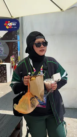 Ariey main tipu ke tu? 🤭 Apa-apa pun, makanan di sini memang power! Esok ‘last day’ Program MADANI Rakyat Negeri Sembilan, jangan terlepas!  #ProgramMADANIRakyatN9  #BersamaMalaysiaku  #RancakkanMADANI  #MalaysiaMADANI @ArieyJojo 