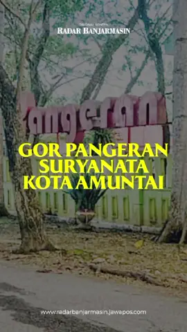 Gelanggang Olahraga (GOR) Pangeran Suryanata, terletak di Jalan di Desa Karias, Kecamatan Amuntai Tengah, Kabupaten Hulu Sungai Utara. GOR ini memiliki sejumlah fasilitas pendukung sarana olahraga yang saling terkoneksi dalam satu kawasan. Mulai sepak bola, basket, takraw, badminton, kolam renang, menembak sampai running track dan sejumlah fasilitas pendukung olahraga lainnya. Kompleks olahraga ini mulai dibangun saat era kepemimpinan Bupati Fachruddin, Aunul Hadi dan disempurnakan pada masa Bupati Abdul Wahid, dari rentan waktu 2008 sampai 2015. Sarana olahraga ini juga tentunya menjadi lokasi berbagai kegiatan masyarakat yang melakukan aktivitas olahraga baik pagi, sore sampai malam. GOR ini juga beberapa ruang olahraga seperti basket dan badminton serta sepak bola bisa disulap menjadi kegiatan event daerah yang melibatkan banyak undangan. Kepala Disparpora HSU Syaifullah, mengatakan, GOR ini didirikan dan difungsikan sebagai tempat kegiatan pemusatan olahraga masyarakat dalam satu kawasan. “Dinas kami terus melakukan peningkatan dan pemeliharaan agar GOR Suryanata terus menjadi kawasan pemusatan latihan atlet dan masyarakat yang ingin berolahraga,” terangnya. Dan diharapkan kehadiran fasilitas ini, dapat meningkatkan prestasi atlet dan membudayakan olahraga dan hidup sehat di daerah ini. Nah, edisi Banua Pedia kali ini melihat fasilitas olahraga di GOR Pangeran Suryanata yang saling terkoneksi dalam satu kawasan. Baca selengkapnya di RADAR BANJARMASIN https://radarbanjarmasin.jawapos.com/banuapedia/1976473236/bikin-warga-hsu-betah-ini-fasilitas-pendukung-yang-ada-di-gor-pangeran-suryanatya-amuntai #GOR #Amnutai #Olahraga #RadarBanjarmasin