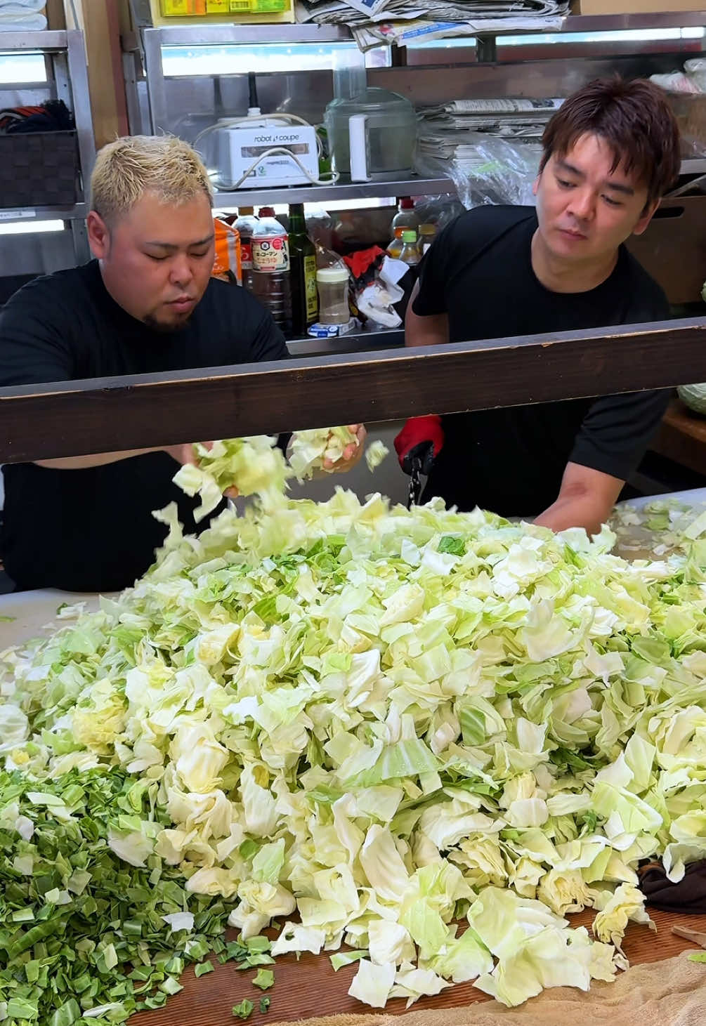 創業60年の福岡県民のソウルフードを紹介します🥬 【びっくり亭 本家 本店】 ◎焼肉鉄板2人前 1,800円 猛暑よる生育不良でキャベツ一玉1,000円にまで高騰した逆境の中でも値上げせずに腹ペコの福岡県民を笑顔にさせる鉄板焼肉の名店！ 1日最大1,000食売れる営業に間に合わせるため朝からとんでもない量のキャベツを下処理する光景は圧巻！ メニューは一品のみ、にんにくの効いた豚肉とたっぷりキャベツをひたすらに喰らう。 鉄板の下に木の棒を下に敷いて鉄板の片方に脂を寄せて辛味噌を溶かしながら食べれば最高にご飯がすすむ🤤 鉄板焼肉を豪快に食べてご飯をかきこんだらビールで流し込む、、最高すぎる。 ごちそうさまでした！！！ ——————————————————— 📍福岡県福岡市博多区寿町2-8-12    🚃南福岡駅徒歩1分 ⏰11:15-23:30 💤第三木曜 ——————————————————— #東京グルメ #福岡グルメ #japanesefood #tiktokfood 