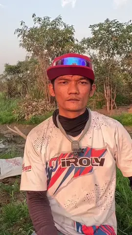 Menutup hari dengan sensasi strike di sore yang teduh! 🌅 Kali ini mancing menggunakan Iroly Rastaban DS, reel yang dirancang untuk performa stabil dan presisi tinggi. Putaran mulus serta drag yang kokoh membuat setiap tarikan ikan terasa lebih mantap. #AanPetakHD #irolyvantablack #irolyrastabands 