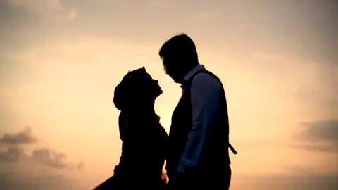 PREWEDDING SUNSET PANTAI JOGJA🫶🏻…………………………………………………………………………………………. Dari Jakarta prewedding Rani & Dibyo di jogja Wa : 0858-6815-4120 #smilecreative #fotograferjogja #preweddingjogja #preweddingpantai #11825   