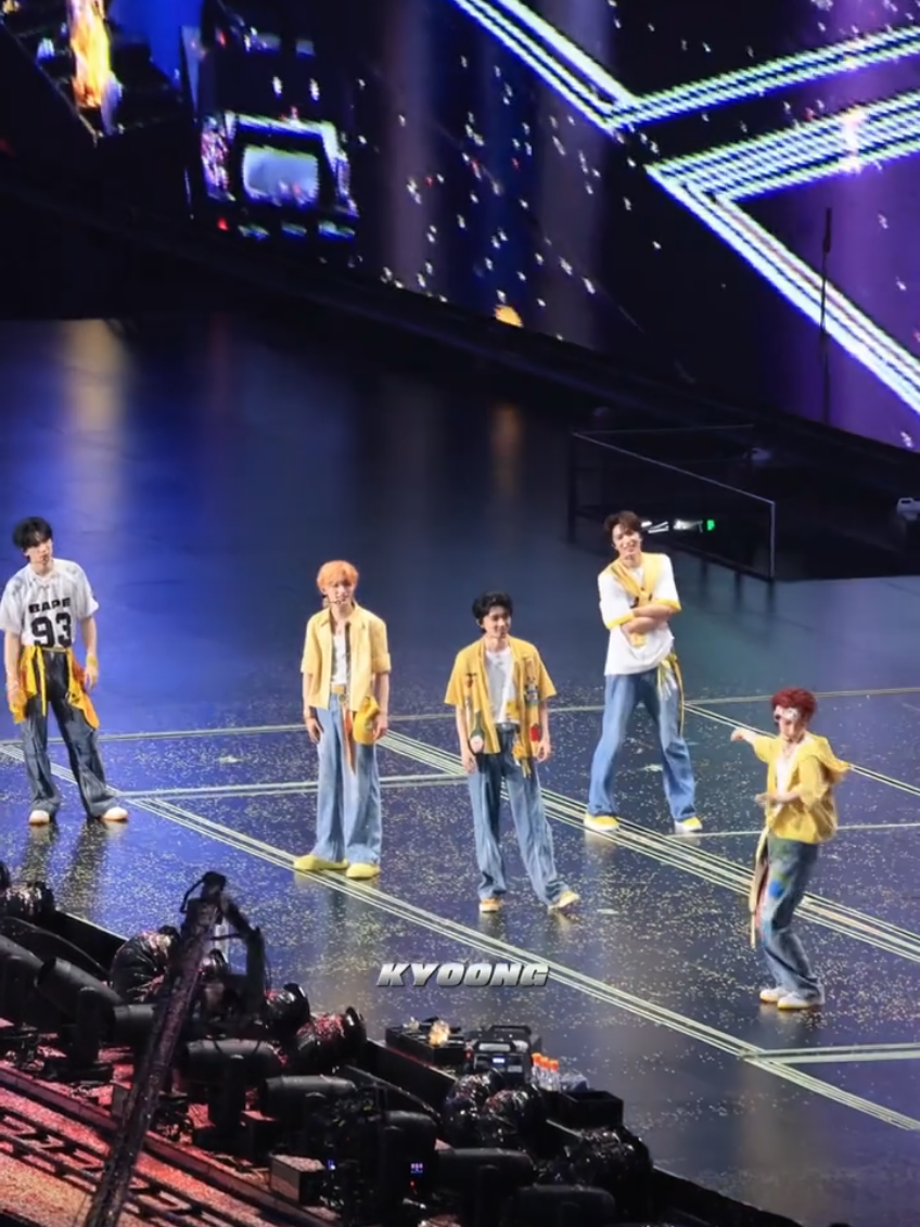 พี่ชายจางเต้นเพลง jump เสร็จก็เขิน😂 ส่วนเมมเบอร์ชอบมาก #zhangzhenyuan #tnt时代少年团 #teensintimes #tnt_thời_đại_thiếu_niên_đoàn 