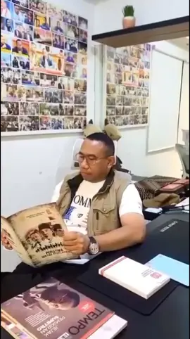 Membaca buku adalah kegiatan memahami atau menginterpretasikan makna dari simbol-simbol tulisan yang ada di dalam buku, yang dilakukan untuk memperoleh informasi, gagasan, dan imajinasi. Proses ini merupakan dasar dari kegiatan membaca, yang melibatkan pikiran untuk memahami pesan dari penulis melalui bahasa tulis, serta memberikan banyak manfaat seperti menambah wawasan, meningkatkan kemampuan bahasa dan menulis, meningkatkan konsentrasi dan daya ingat, serta dapat menjadi cara untuk meredakan stres.  @sorotan Narasi Plo semua orang Semua VIRAL #viral #fbpro