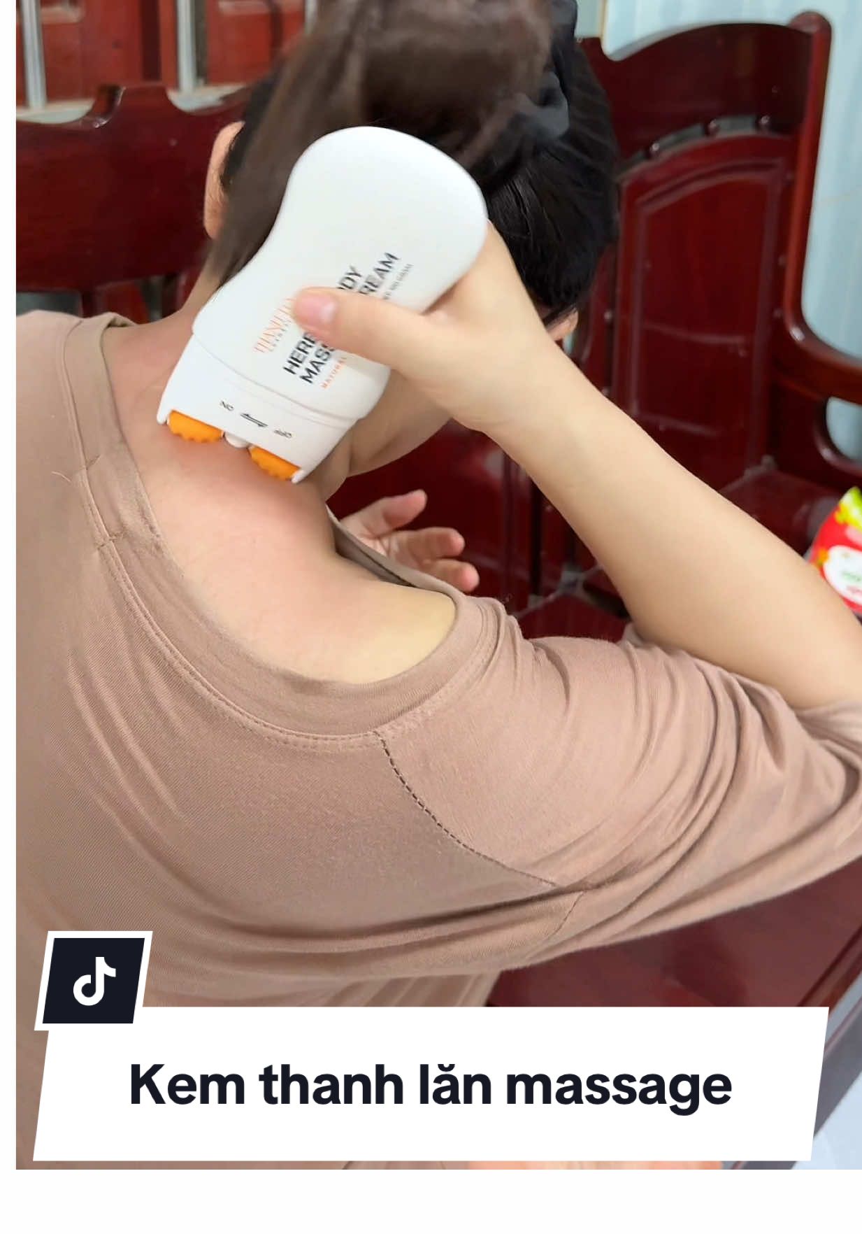 Lăn tới đâu là đã tới đó, giảm đau mỏi cơ rất ok luôn #thanhlanmassage #daucovaigay #daunhutxuongkhop #kemmassage 
