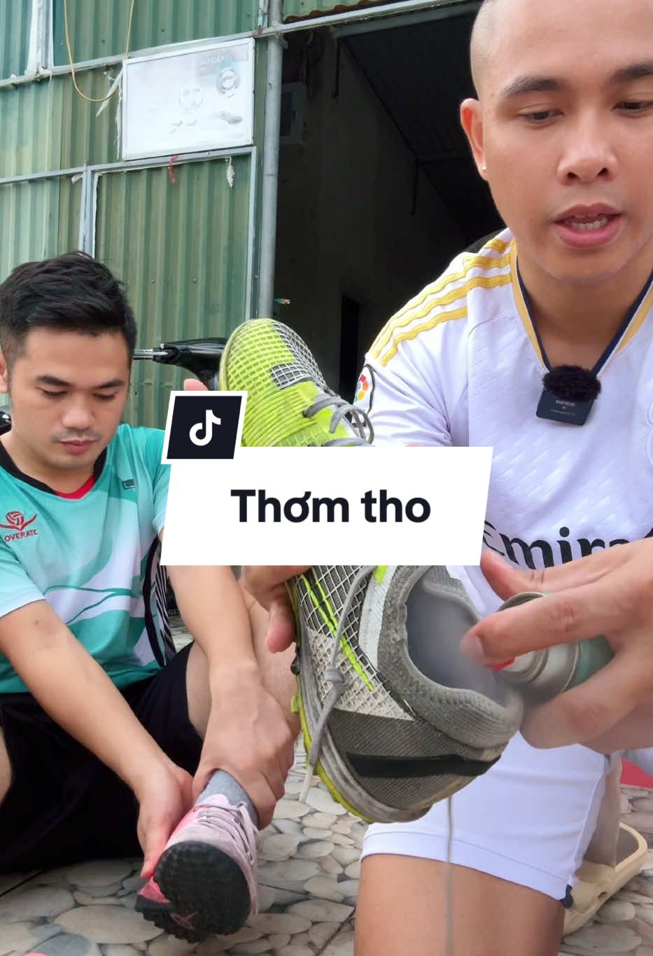 Đá bóng thì khi nào giày cũng thơm tho #xitgiay #xuhuong 