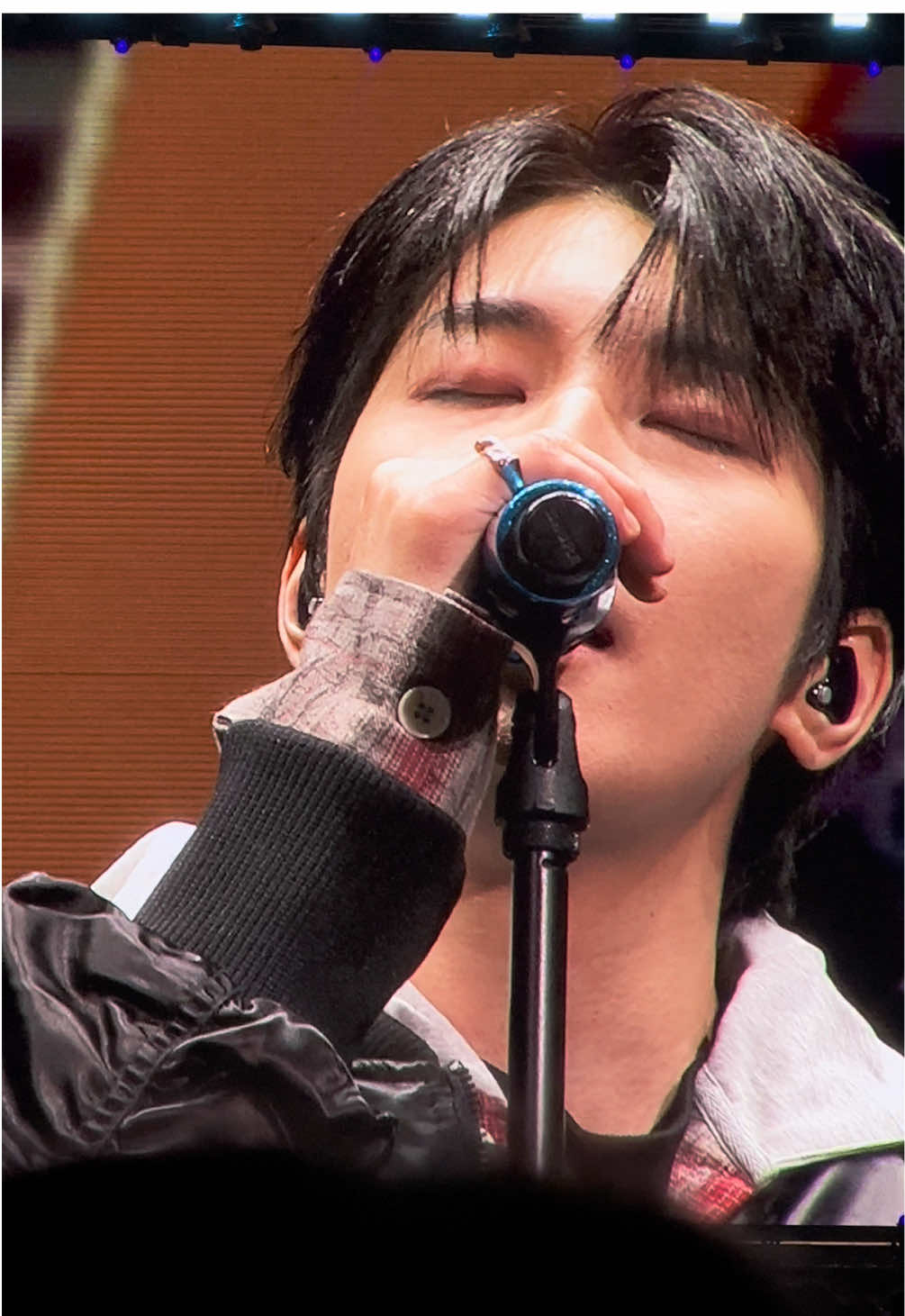 250320 Caratland 2025 Wonwoo- Leftover Missing jeononu hours🫠😌 was browsing through my gallery when I remember I had this fancam of wonu on big screen I took last March 😖🫶  #wonwoo #seventeen 