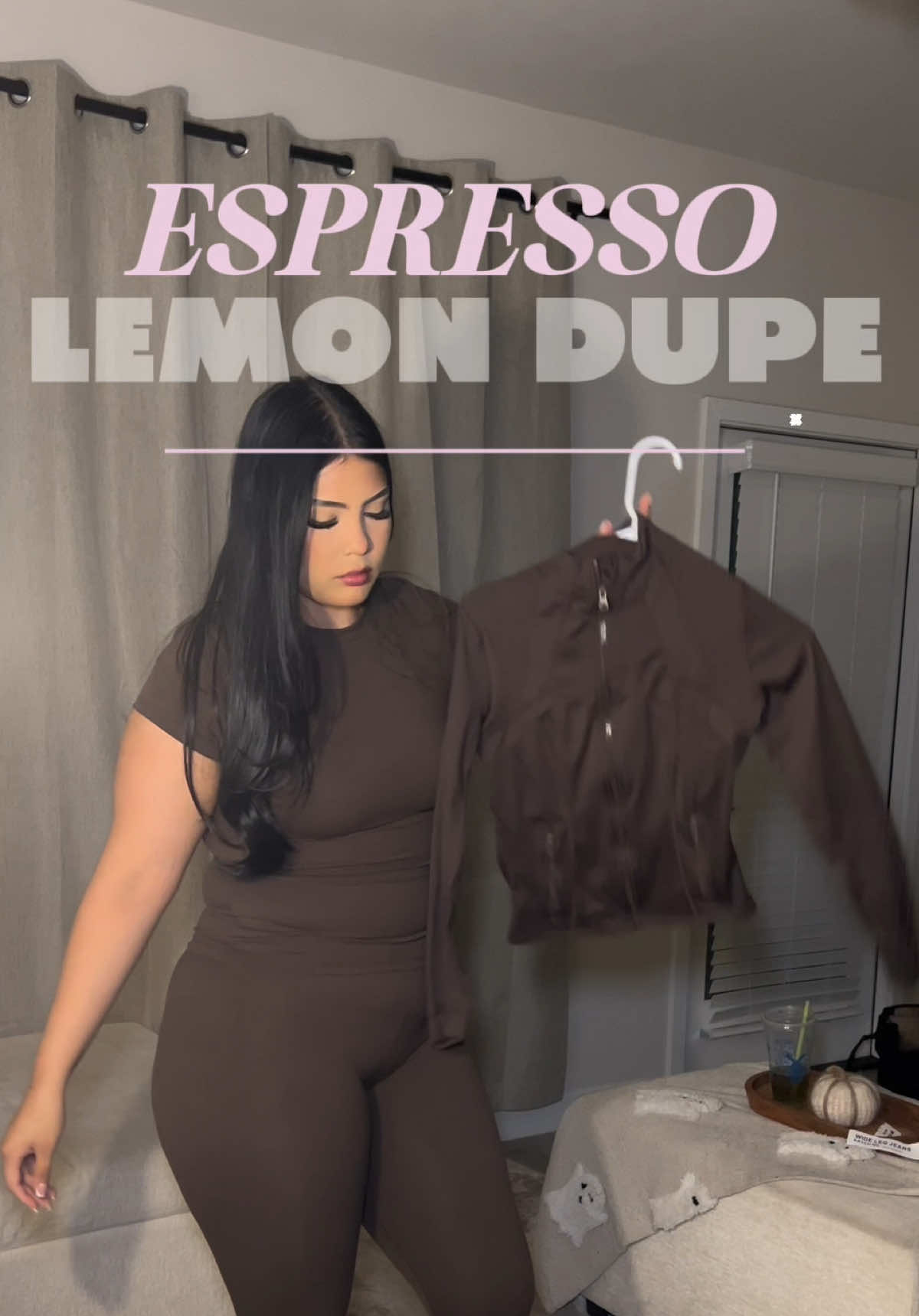 I love this set it hugs me in the right places 🙈 go get you this coffee color for fall while you can bestie !! 🤎🍁🍂 #autumn #fallinspo #falloutfits #paratii #twopieceset 