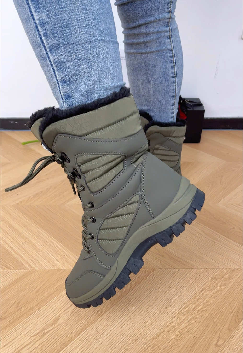 Waterproof and snow-resistant snow boots🤩🤩#womenshoes #trendyshoes #viralshoes #spotlightfinds #tiktokmademebuyit #comfyshoes #tiktokshopcreatorpicks #fashiontiktok #winterfashion #boots 