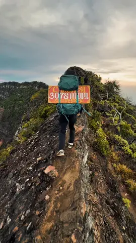 pesona gunung dengan simaksi termahal dijawa🫩. #pendakigunung #ciremai3078mdpl #fyp #foryoupage #serangboyoboys 