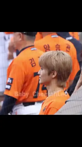 Di mana pun dia berada, dia selalu memulai aktivitasnya dengan berdoa kepada Tuhannya. #mark #marklee 